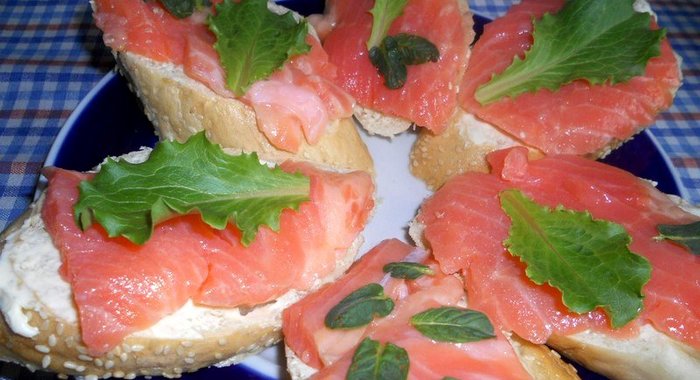 Бутерброды с семгой и зеленью