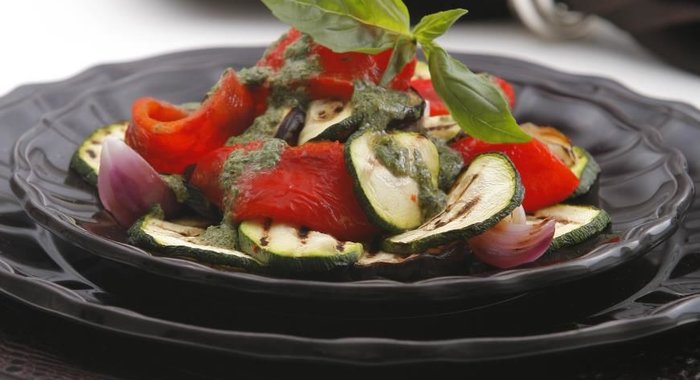 Овощи на гриле с соусом из базилика