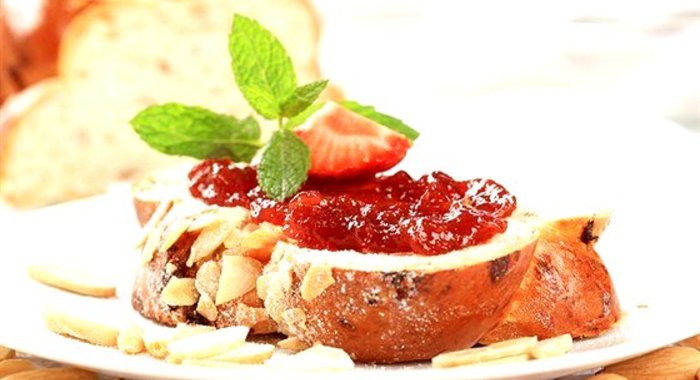 Миндальный пирожные с малиновым джемом