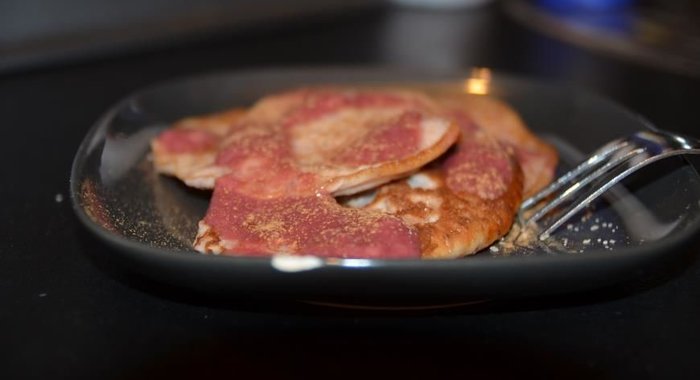 Оладьи с земляникой и ягодным соусом