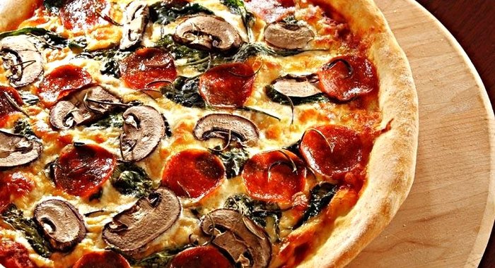 Пицца с салями и грибами