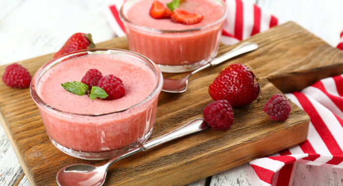 Йогуртовый мусс с клубникой и малиной