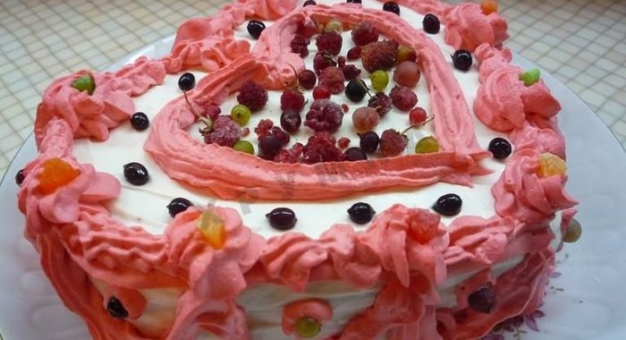 Бисквитный торт с творожным кремом и лесными ягодами