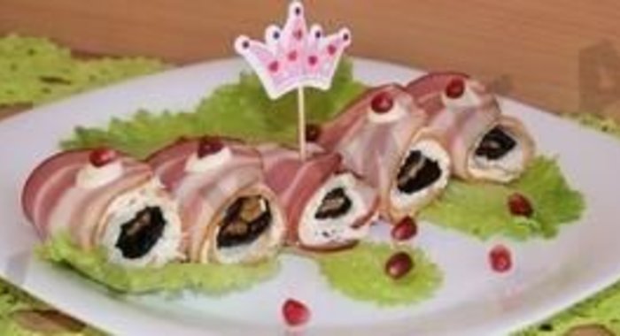Рулетики из бекона с черносливом сыром и грецкими орехами