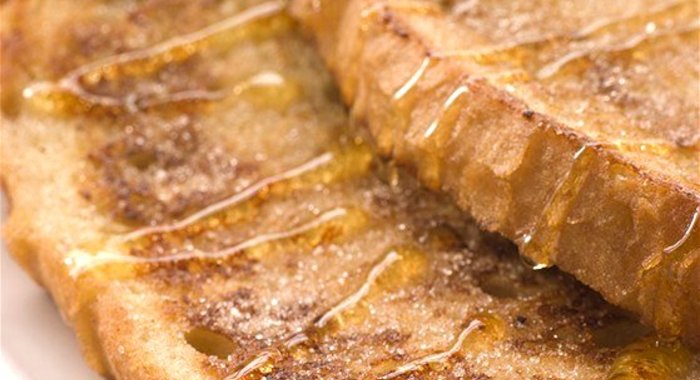 Сладкие французские тосты с теплым персиковым компотом и кленовым сиропом