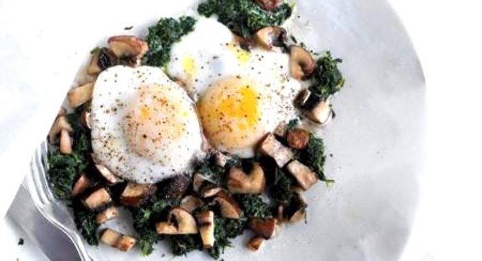 Яичница с грибами и шпинатом