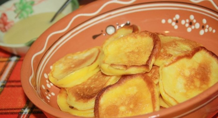 Солнечные оладьи на питьевом йогурте с кусочками фруктов