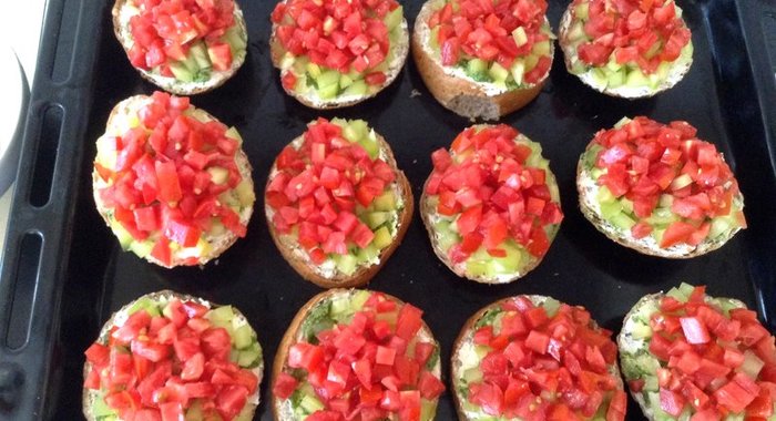 Горячие бутерброды с творожным сыром, песто и овощами