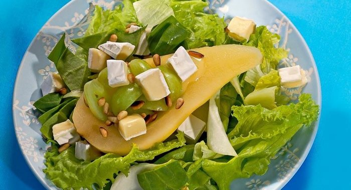 Бисквитный рулет с фруктами