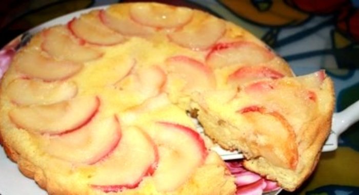 Шарлотка с яблоками без масла