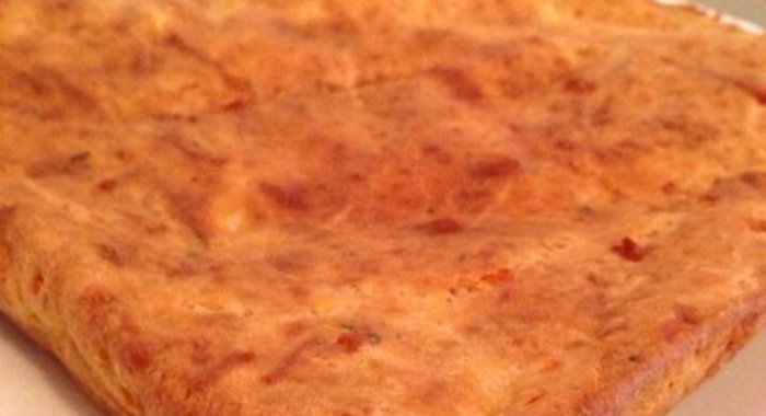 Сырный пирог с луком и чесноком