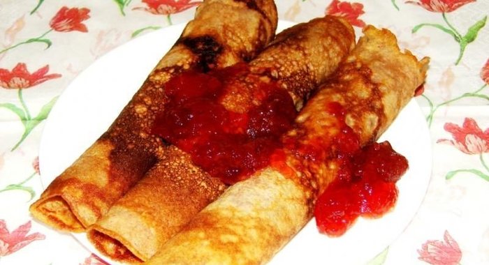 Сладкие блинчики с клубникой и творогом