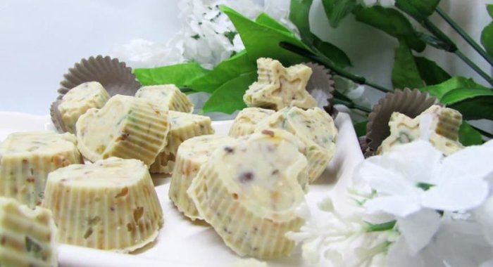 Конфеты из белого шоколада с орехами и цукатами