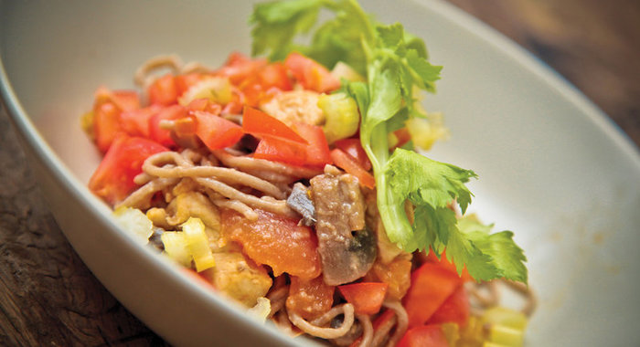 Гречневая лапша с курицей и овощами