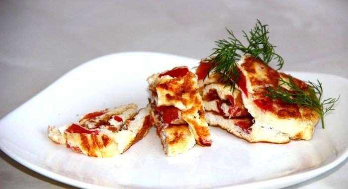 Омлет с помидорами