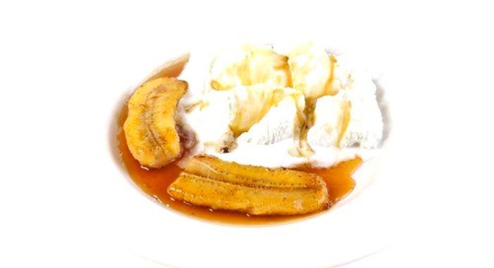 Жареные бананы с ванильным мороженым и карамельным соусом