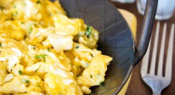 Яичница-болтунья с творогом и зеленым луком