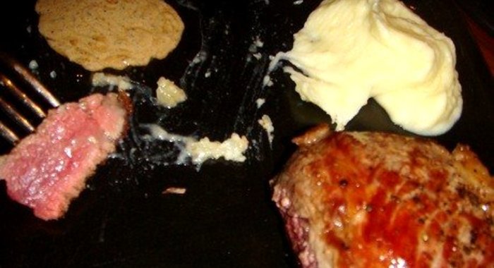 Стейки из говядины с перечным соусом и картофельным пюре