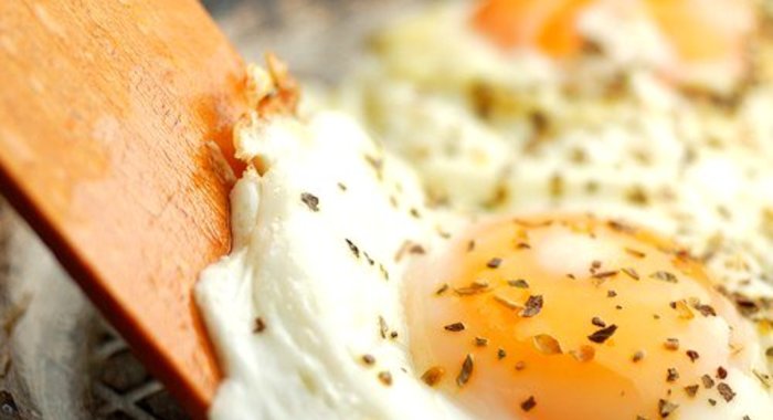 Яичница со сметаной