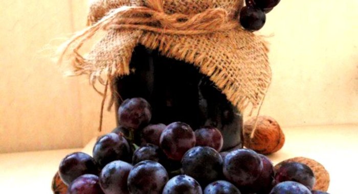 Запеченное варенье из винограда с грецкими орехами