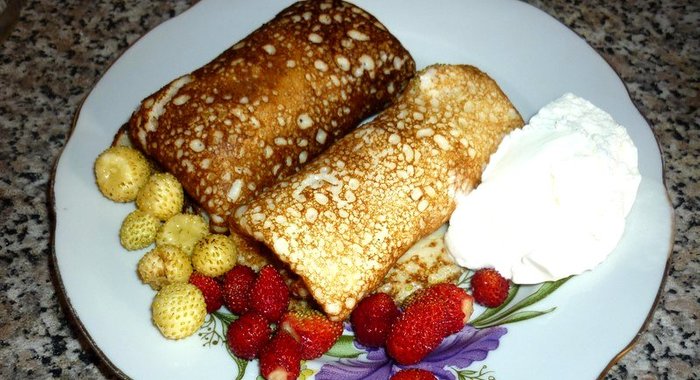Блины с земляникой и мороженым