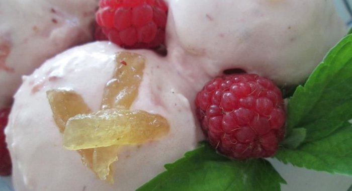 Мороженое Малина со сливками с имбирными цукатами