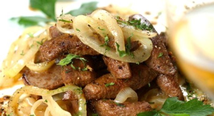 Печеное говяжье филе с карамелизованным луком и кремом из хрена