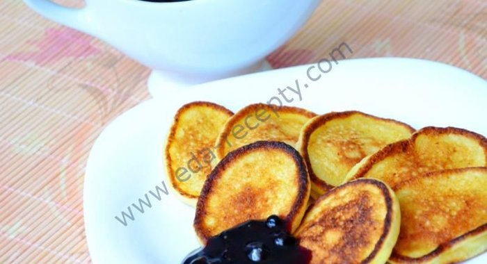 Творожные оладьи с черничным соусом