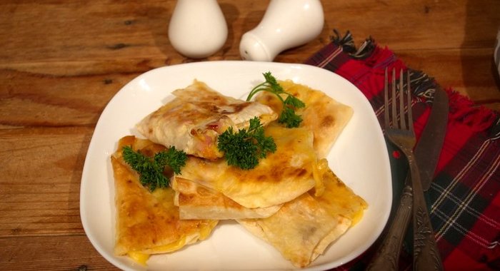 Лаваш с ветчиной и твердым сыром