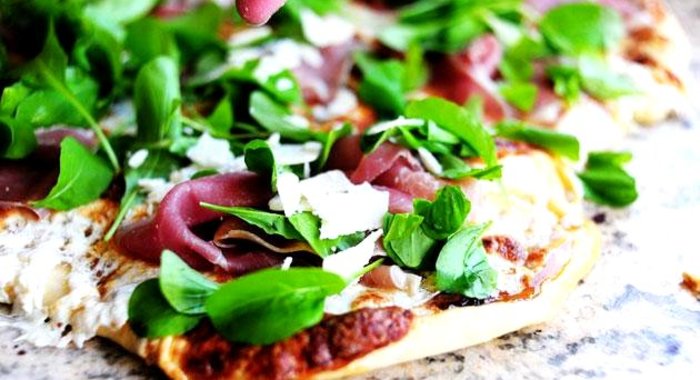 Пицца с ветчиной и аругулой