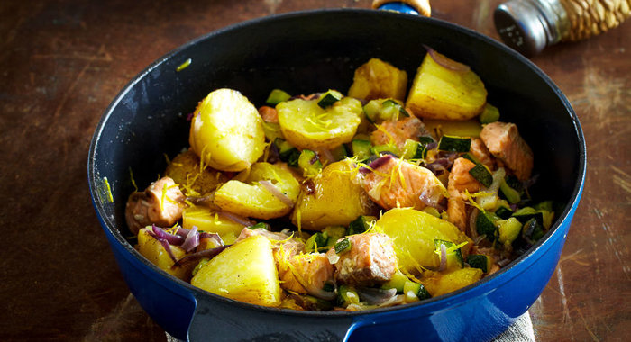 Рагу из молодого картофеля с лососем и цукини