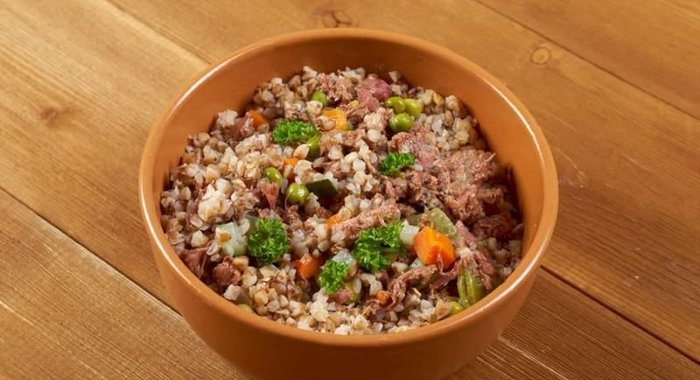 Гречневая каша с тушенкой