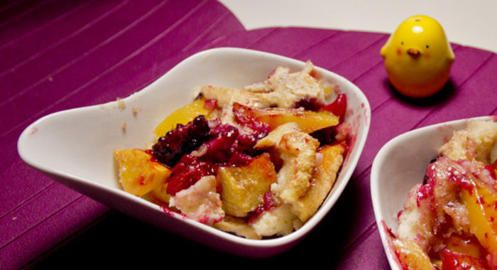 Коблер с манго и ежевикой