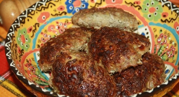 Запеченные говяжьи котлеты с кабачком и овсяными хлопьями