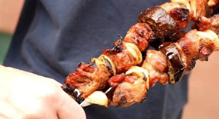 Шашлыки из баранины, баклажанов и перцев с йогуртовым соусом