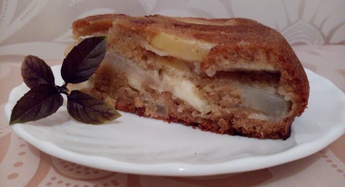 Грушевая шарлотка с моцареллой, гречичным медом и грушевым шнапсом