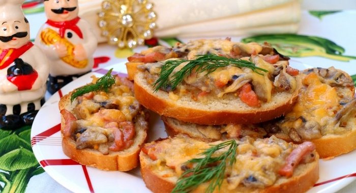 Бутерброды с шампиньонами и колбасой в духовке