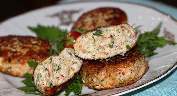 Куриные котлеты с творогом и овощами