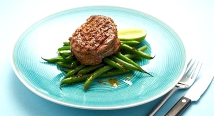 Стейк на гриле с французским зеленым горошком