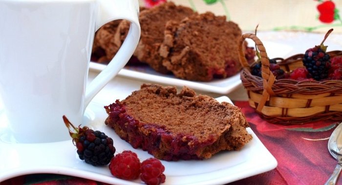 Шоколадная шарлотка с ягодами