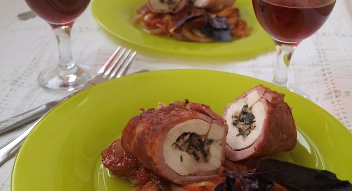 Рулеты из куриного филе в ветчинной шубке