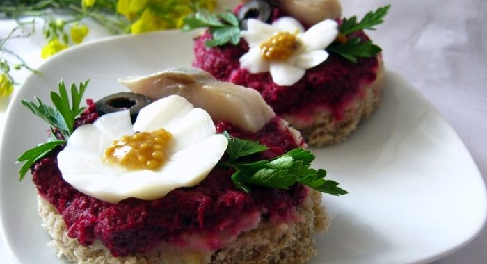 Бутерброды с сельдью и свекольным песто