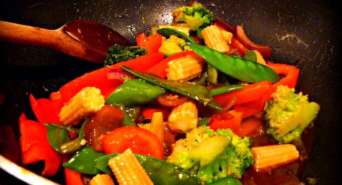 Быстрое овощное рагу с базиликом и чили