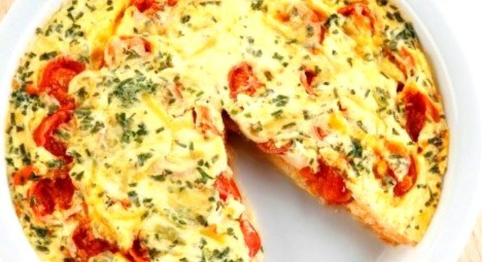 Омлет с помидорами и красным луком