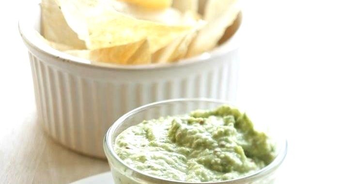 Чипсы из лаваша с соусом из авокадо