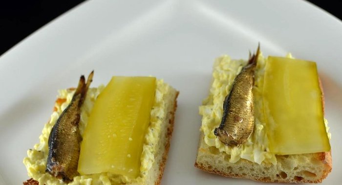 Бутерброды со шпротами и яйцом