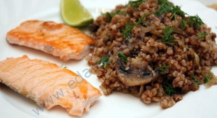 Каша гречневая с грибами и семгой