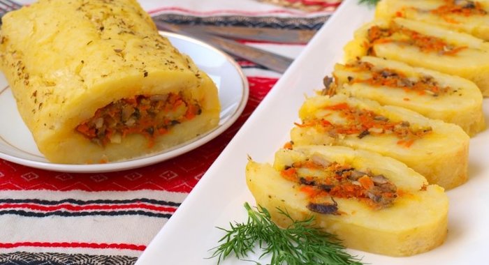 Рулет из картофеля с морковью и грибами
