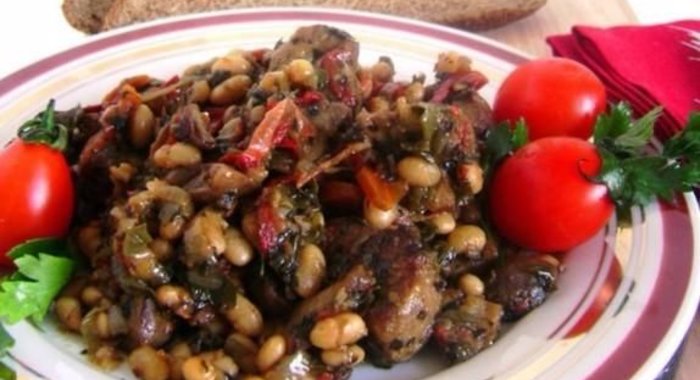 Рагу из белой фасоли со свининой и грибами