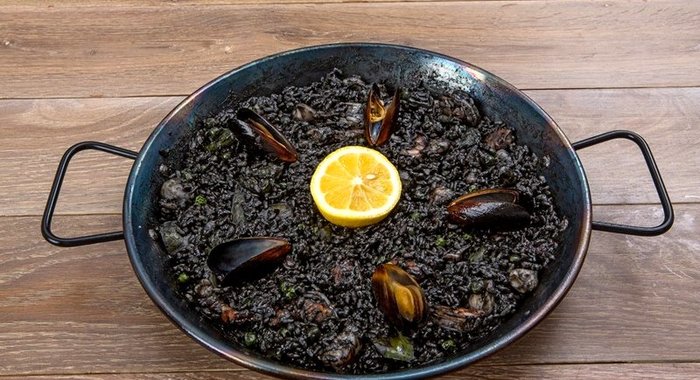 Черный рис с морепродуктами